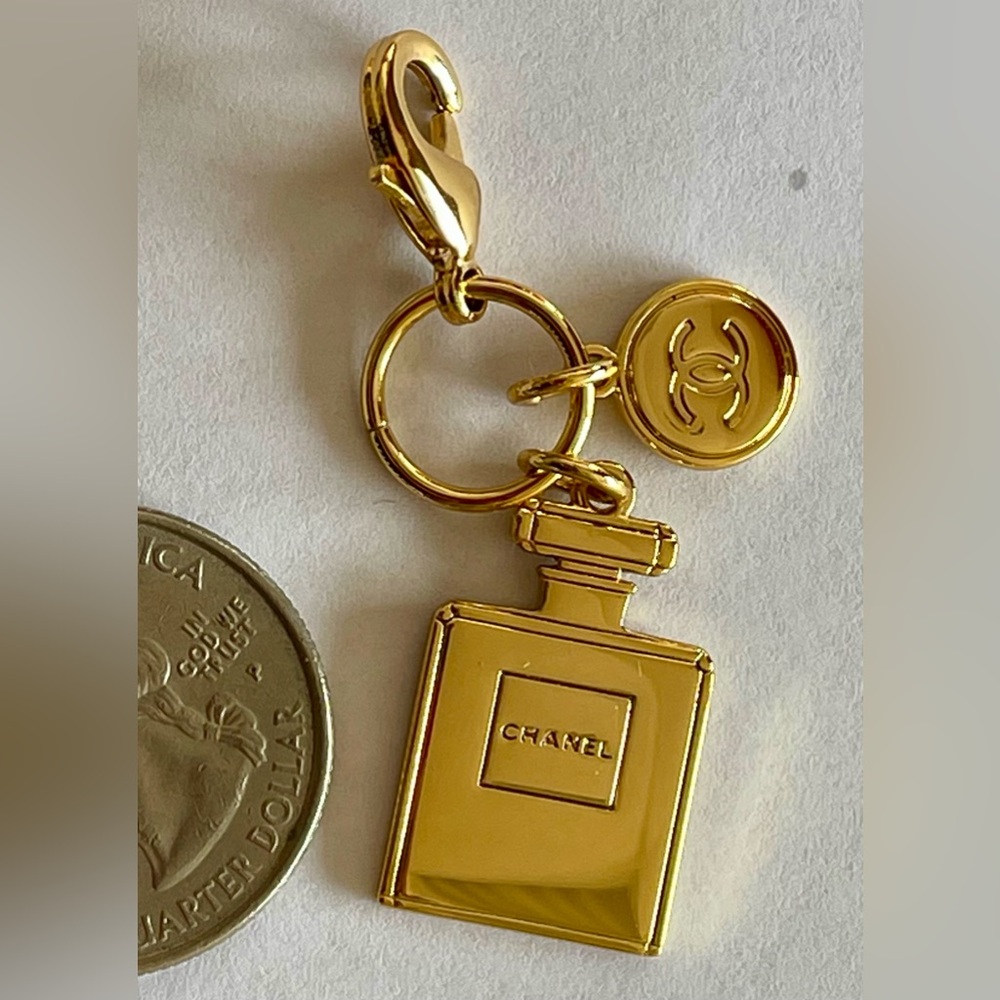 CHANEL Charm No. 5 Perfume Bottle Charm w/ Clasp and CC logo - GWP Chanel Charm